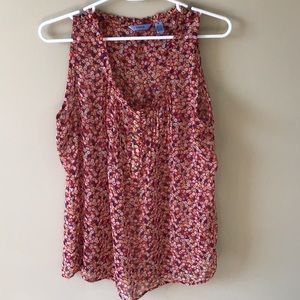 Sleeveless blouse with flowers